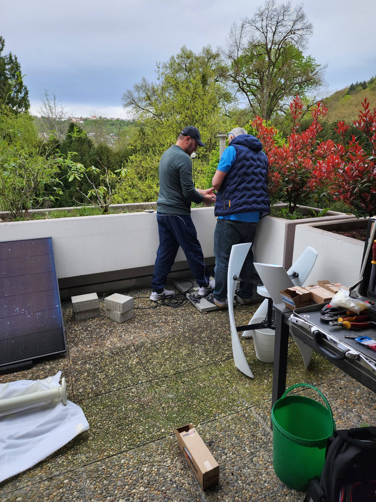 Windrose Bild 12 – Montagearbeit auf der Terrasse