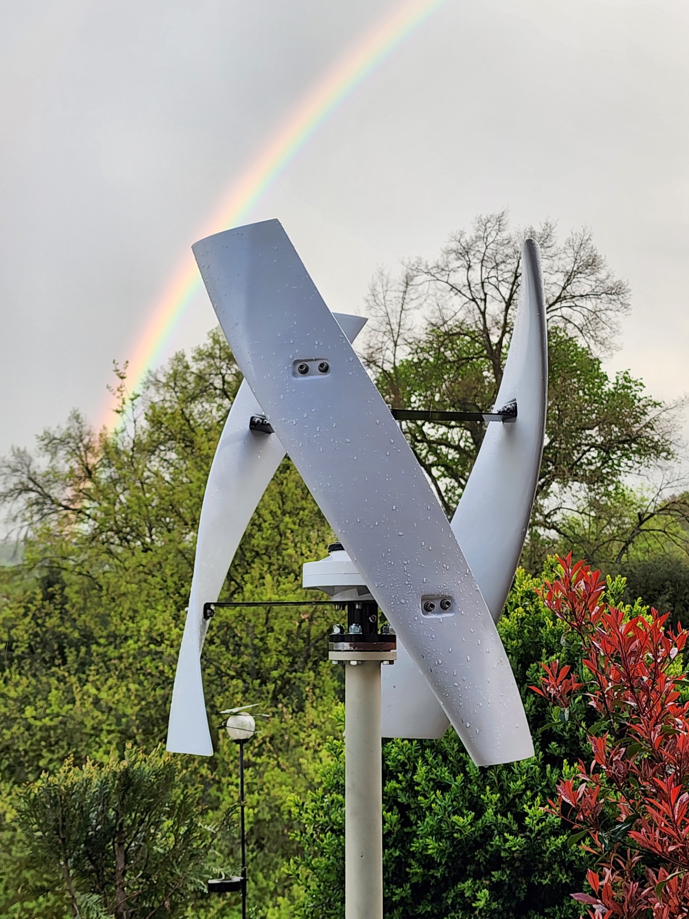 Windrose Bild 08 – Windmodul im Regen mit Regenbogen